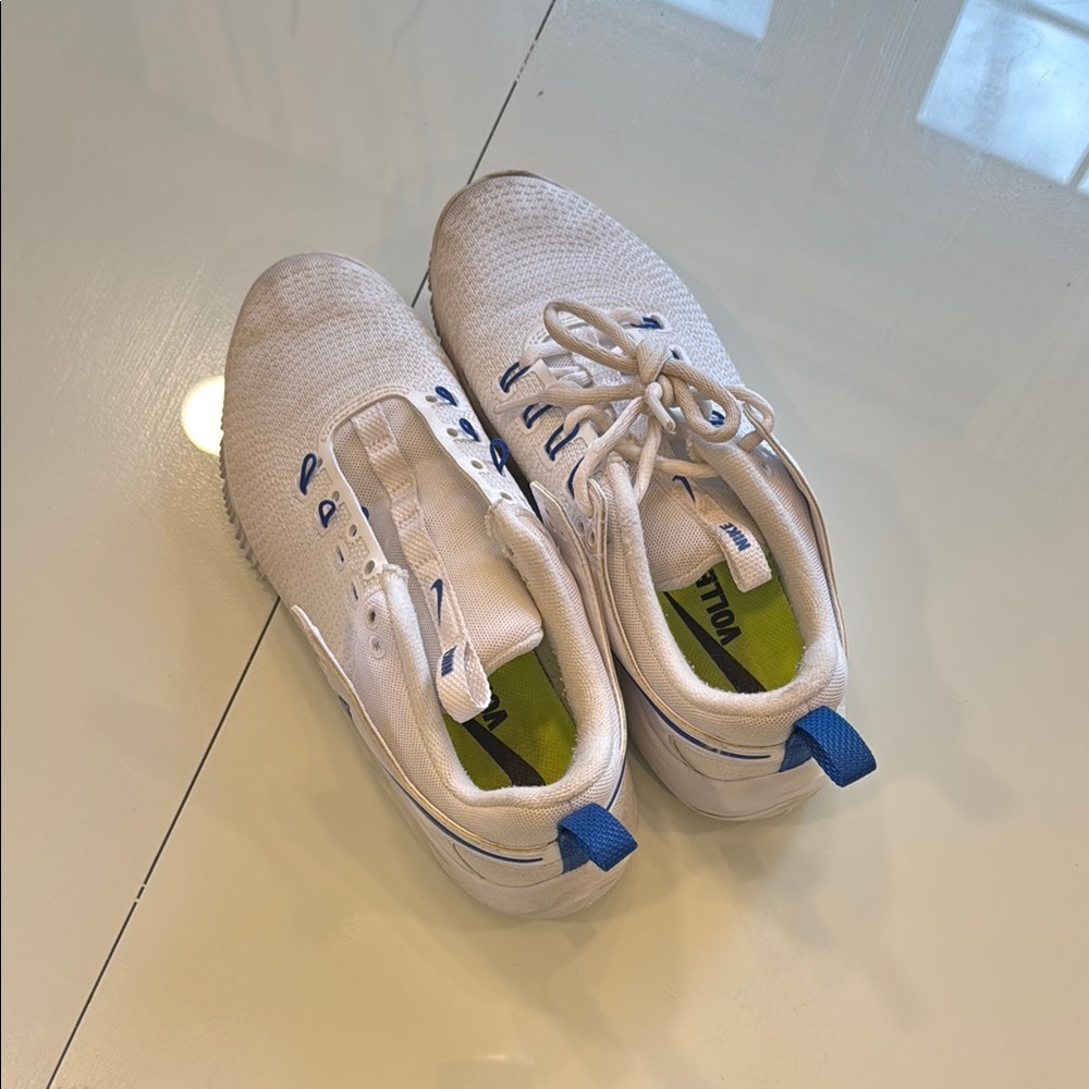 womans or girls nike volleyball shoes